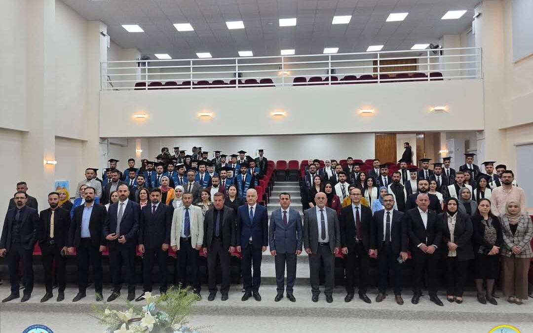 كلية التربية للعلوم الصرفة تشارك طلبتها فرحة التخرج بصور جماعية